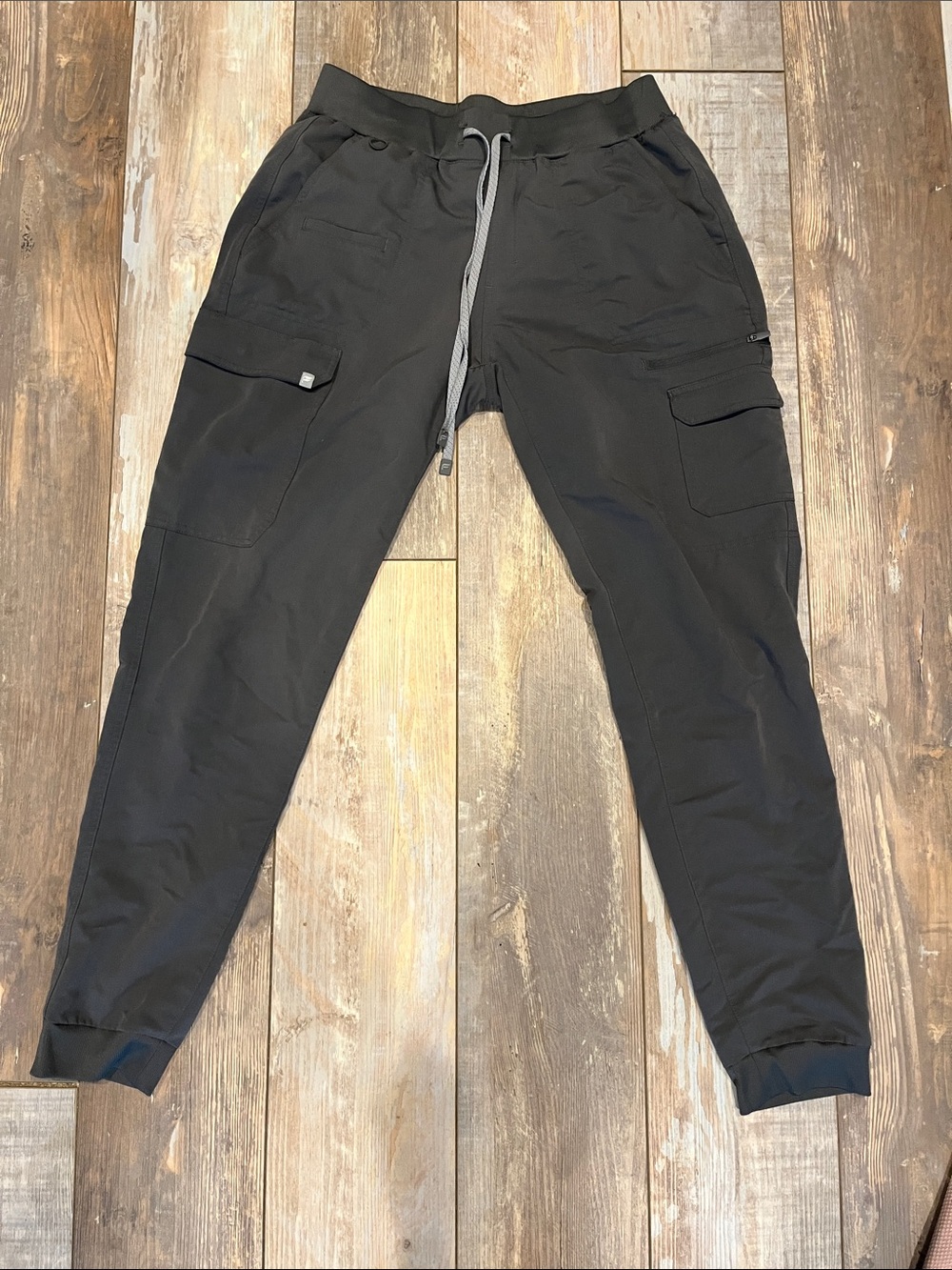 Fabletics Women's Gray Cargo Scrub Joggers with drawstring